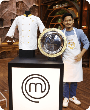 Chef with the MasterChef India trophy and mannequin